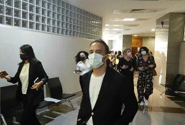 ibb-sehir-tiyatrosu-oyuncusu-ugur-arda-aydin-cinsel-taciz-sucundan-hapis-cezasina-carptirildi-goruntu-alan-muhabire-saldirdi-1632238418460.jpg İBB Şehir Tiyatrosu oyuncusu Uğur Arda Aydın "cinsel taciz" suçundan hapis cezasına çarptırıldı! Görüntü alan muhabire saldırdı-9