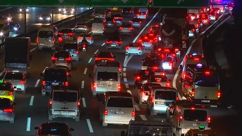 İstanbul'da trafik durma noktasına geldi! Yoğunluk yüzde 76'ya ulaştı (DHA)