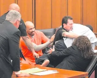 Mahkemede caninin üzerine atladı