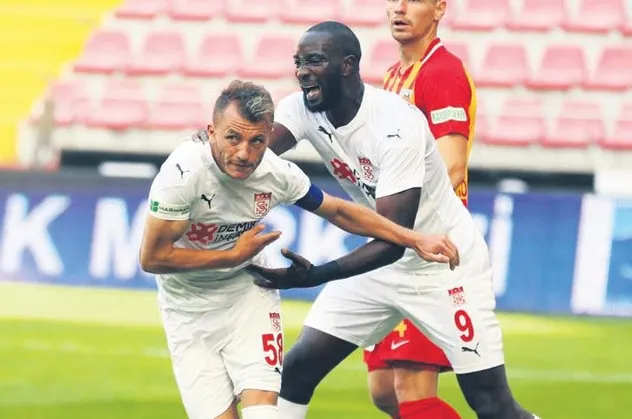 Yiğido sahne alıyor