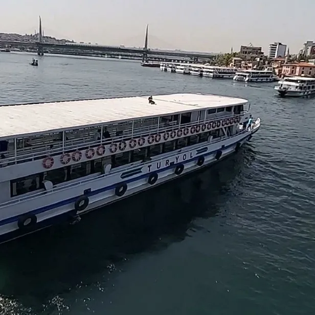 tik-ugruna-galata-koprusunden-gemiye-atlayan-yunus-emre-ozer-gozaltina-alindi-1630525226788.jpeg