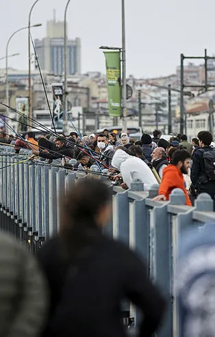 Oltasını kapan Galata Köprüsü'ne akın etti!