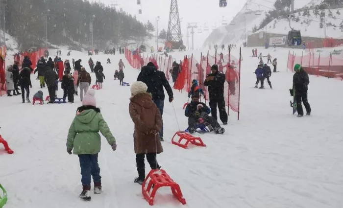 beklenen-kar-yagisi-basladi-vatandaslar-beyaz-ortuyle-uyandi-yollar-ulasima-kapandi-a-haber-muhabirleri-sahada-1702816645838.jpeg Beklenen kar yağışı başladı | Cadde ve sokaklar beyaza büründü yollar ulaşıma kapandı! A Haber muhabirleri sahada: İşte yurttan görüntüler-23