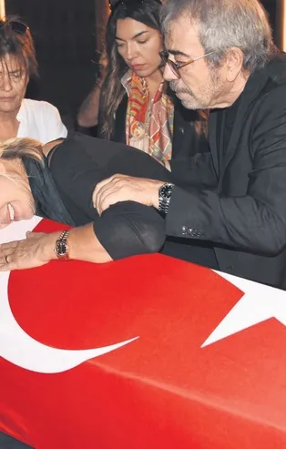 Usta oyuncu Tarık Ünlüoğlu ebediyete uğurlandı... Eşi Gülenay Kalkan’ın vedası herkesi ağlatt! "Güle güle sevgilim"