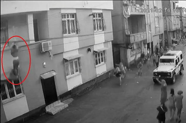 Uyuşturucu bağımlısı adam eşini önce darp etti sonra damdan attı! Yer: Adana