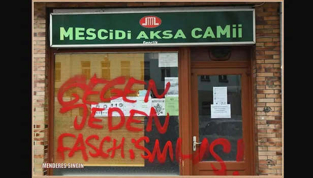 Almanya'da İslam düşmanlığı! Camiiye saldırdılar