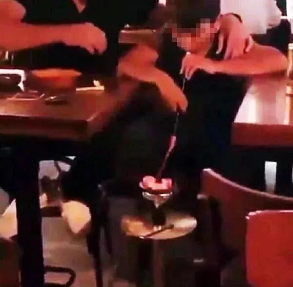 eglence-mekaninda-rezil-goruntuler-kucuk-cocuga-alkol-ve-nargile-icirdiler-1630775304502.jpeg Eğlence mekanında rezil görüntüler! Küçük çocuğa alkol ve nargile içirdiler-3