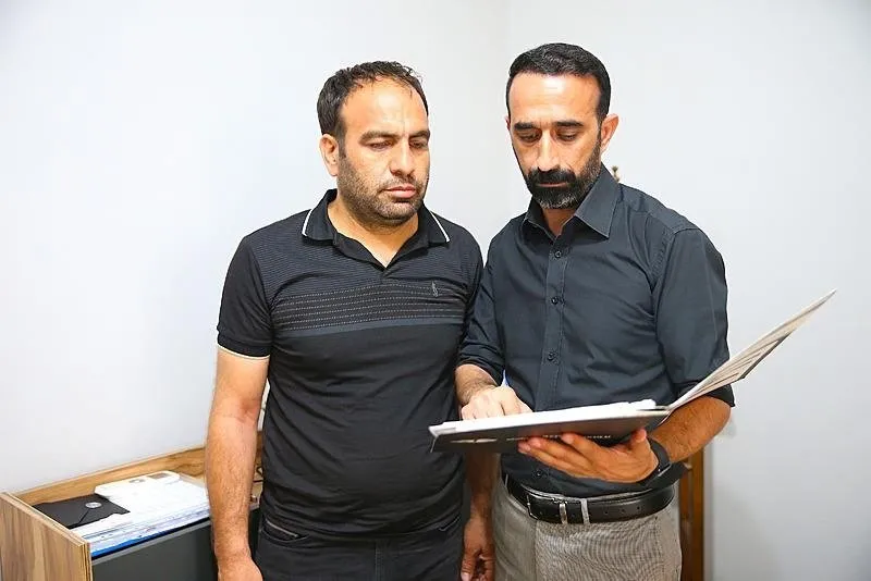 Diyarbakır'daki yangında eşini ve 3 çocuğunu kaybeden Süleyman Çavdar yaşadıklarını anlattı. (AA)