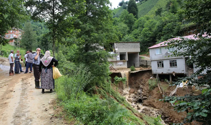 Rize'de 1 ev çöktü, 22 ev boşaltıldı, mahsur kalanlar kurtarıldı - 2