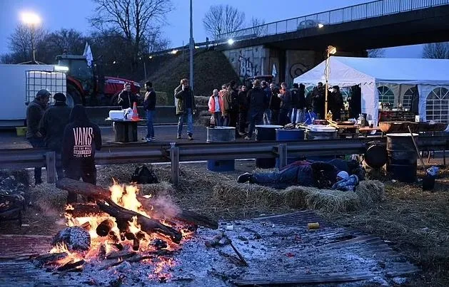 fransada-gunduz-eylem-gece-alem-parisi-yok-etmek-icin-yola-cikan-ofkeli-ciftciler-icip-icip-uyuyakaldi-1706620788648.jpeg Fransa’da gündüz eylem gece alem! Paris’i yok etmek için yola çıkan öfkeli çiftçiler içip içip uyuyakaldı-1