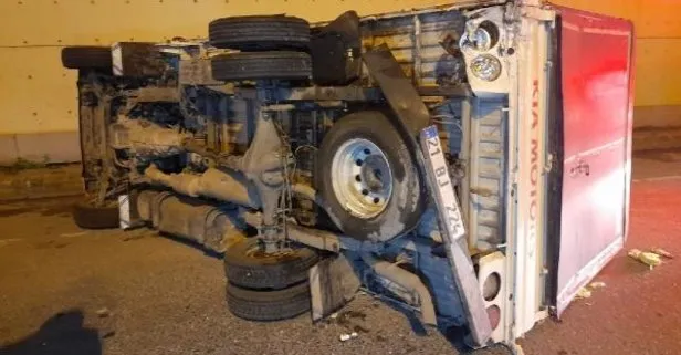Bayrampaşa’da otomobilin çarptığı sebze yüklü kamyon devrildi: Yaralılar var