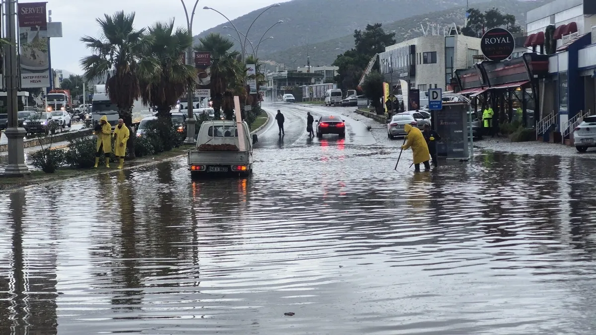 muglada-siddetli-saganak-bodrum-dalaman-ve-marmariste-yollar-su-altinda-kaldi-1793178883111.jpeg Muğla'da şiddetli sağanak: Bodrum, Dalaman ve Marmaris'te yollar su altında kaldı!-3
