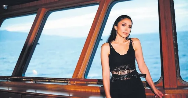 Selvihan Turak yeni şarkısı için gemide klip çekti!