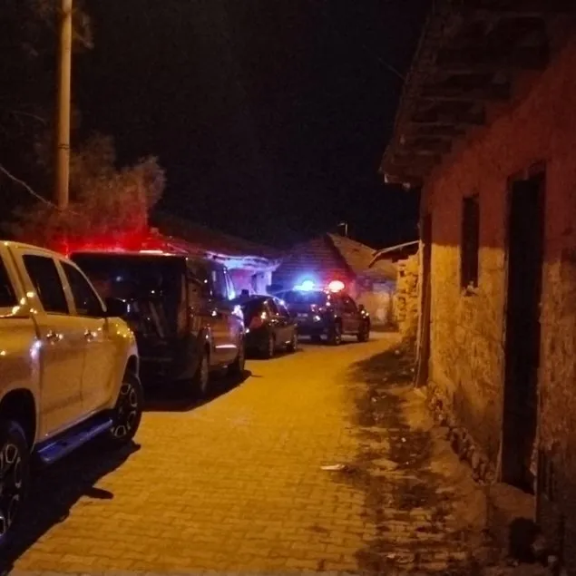 Babasının başını taşla ezdi!