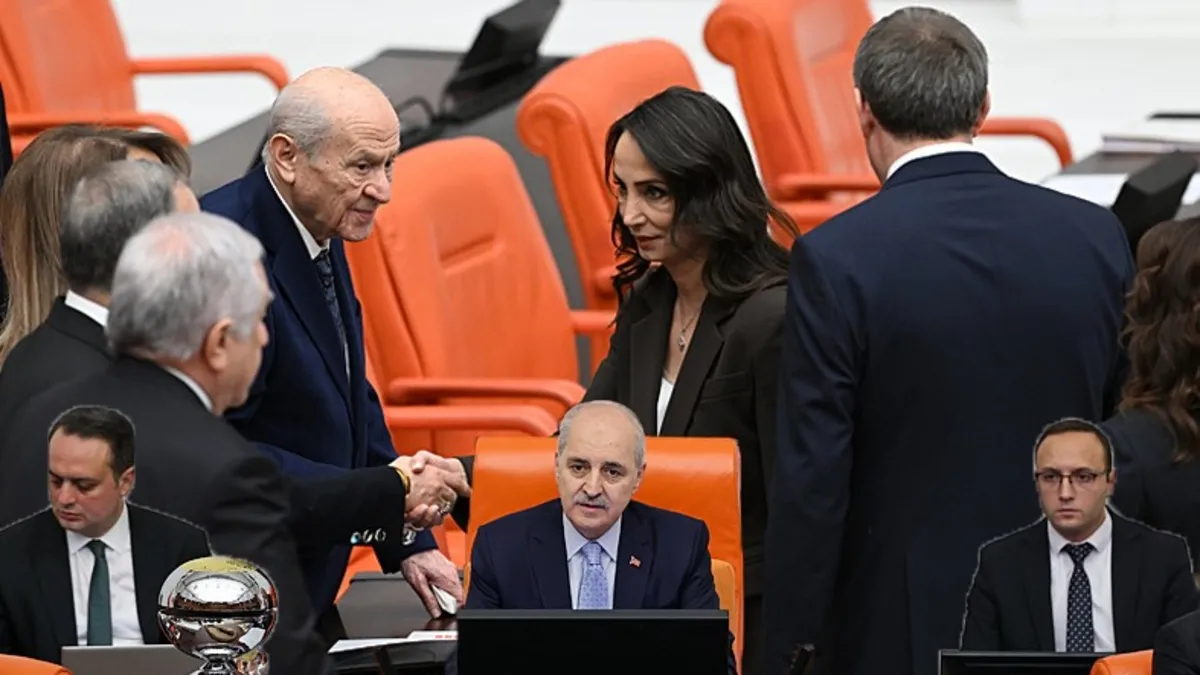 TBMM'deki bütçe mesaisinde Terörsüz Türkiye rüzgarı: Bahçeli ile DEM Partililer tokalaştı