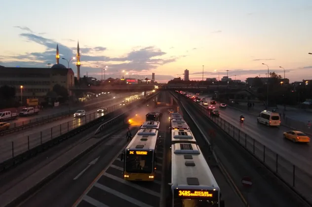 Son dakika: Avcılar'da metrobüste yangın...