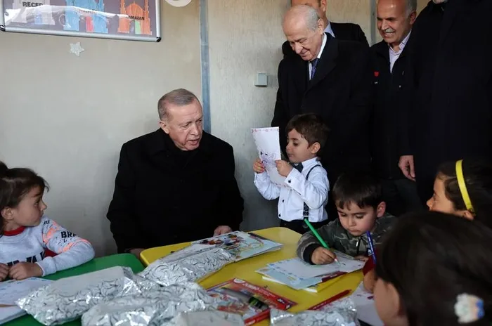 deprem-bolgesine-ozel-onem-baskan-recep-tayyip-erdogan-2023-yilinda-76-yurt-ici-ziyareti-gerceklestirdi-1703954924220.jpeg Deprem bölgesine özel önem | Başkan Recep Tayyip Erdoğan 2023 yılında 76 yurt içi ziyareti gerçekleştirdi-6