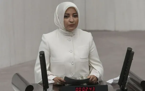 1684074344489.jpeg Sakarya'da İYİ Parti görevlilerinden çirkin provokasyon! AK Parti Milletvekili adayı Çiğdem Erdoğan Atabek'e saldırdılar-4