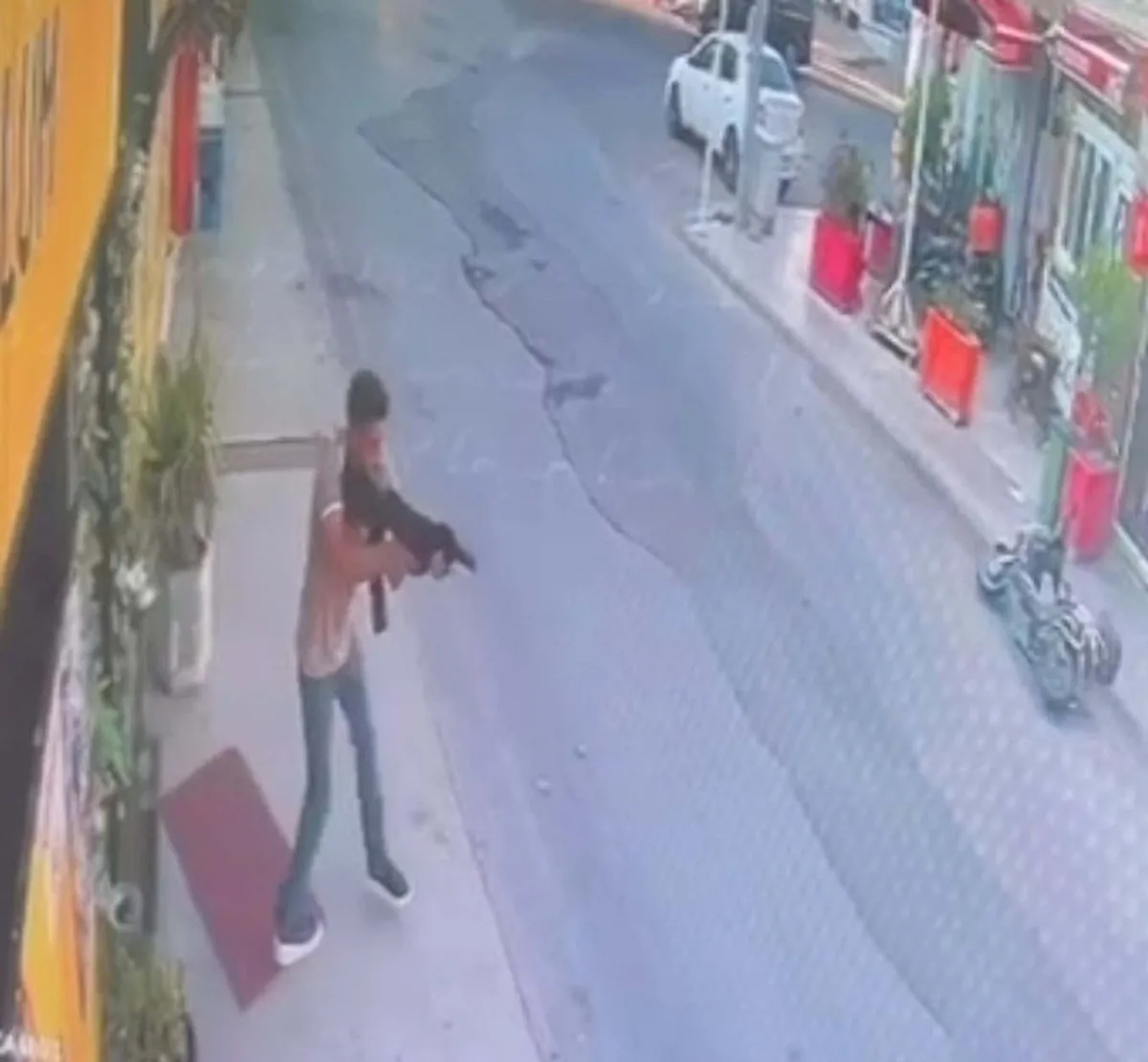 1783179489632.jpeg Bodrumda eğlence mekanı önünde pompalı tüfekle rastgele ateş açtı: O şüpheli yakalandı-2