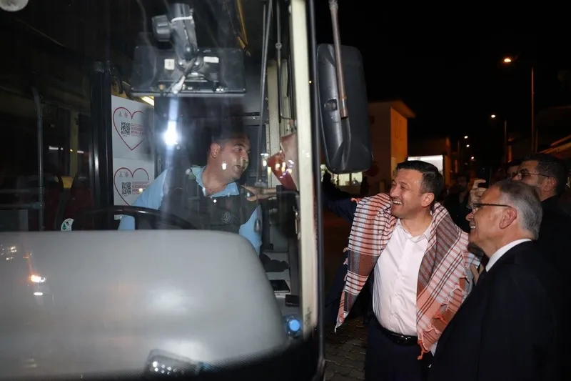 cumhur-ittifaki-izmir-belediye-baskan-adayi-hamza-dag-ile-belediye-soforu-arasinda-renkli-goruntuler-beraber-k-1707500395301.jpeg Cumhur İttifakı İzmir Belediye Başkan adayı Hamza Dağ ile belediye şoförü arasında renkli görüntüler: Beraber kazanacağız-3