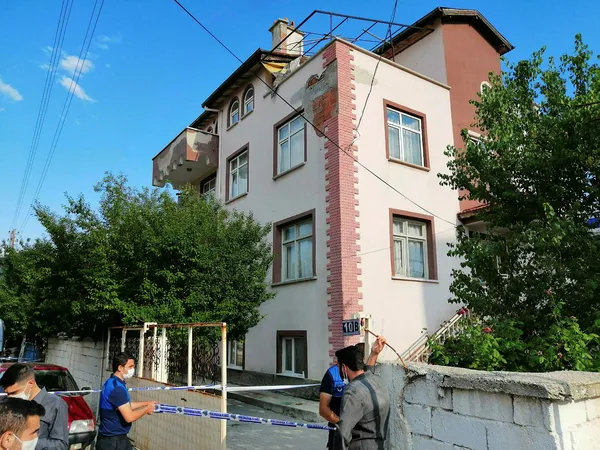 evinin-altinda-define-ararken-gocuk-altinda-kaldi-2-katli-ev-ise-cokme-endisesiyle-bosaltildi-1623611799317.jpg Evinin altında define ararken göçük altında kaldı! 2 katlı ev ise çökme endişesiyle boşaltıldı-6