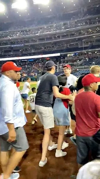 washingtonda-beyzbol-maci-sirasinda-silah-sesleri-3-kisi-vuruldu-1626624680157.jpeg Washington'da beyzbol maçı sırasında silah sesleri! 3 kişi vuruldu-2