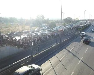 Vatandaş isyan etti! Metrobüs durağında insan seli!