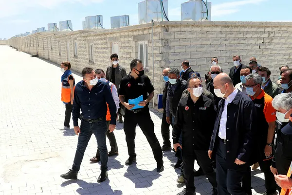 icisleri-bakanisuleymansoylu-suriyenin-idlib-kentinde-1-yilda-burada-35-bin-ev-nihayete-erdirilmistir-1620929240767.jpg İçişleri Bakanı Süleyman Soylu Suriye'nin İdlib kentinde: 1 yılda burada 35 bin ev nihayete erdirilmiştir-3