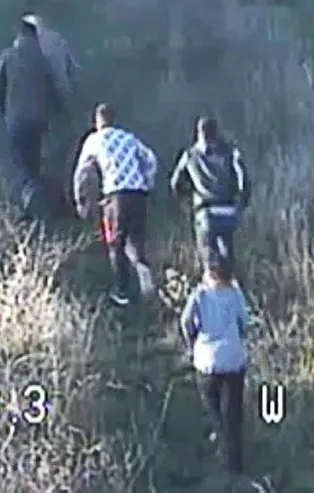 İstanbul'da polisi gören hırsızlar araçlarını yolun ortasına bırakıp kaçtılar!