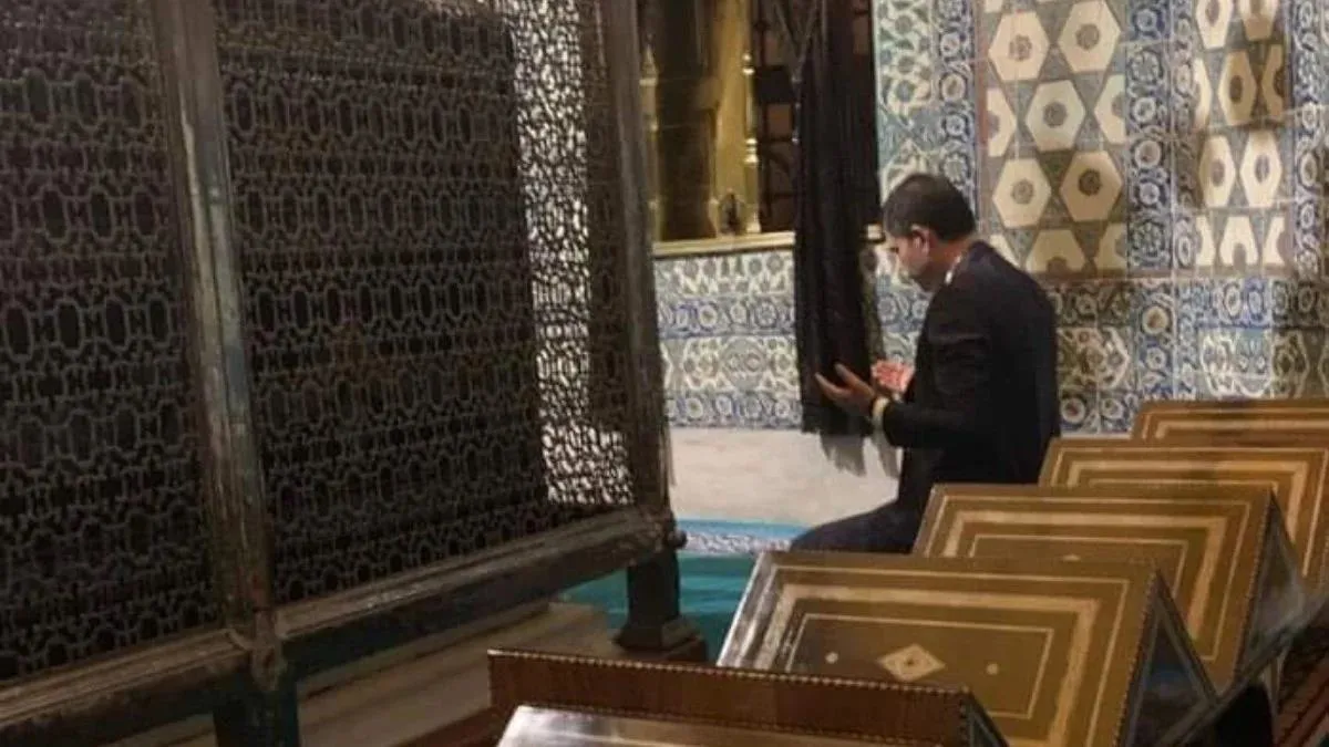 Cumhur İttifakı'nın İBB Başkan Adayı Murat Kurum sabah namazını Eyüpsultan'da kıldı