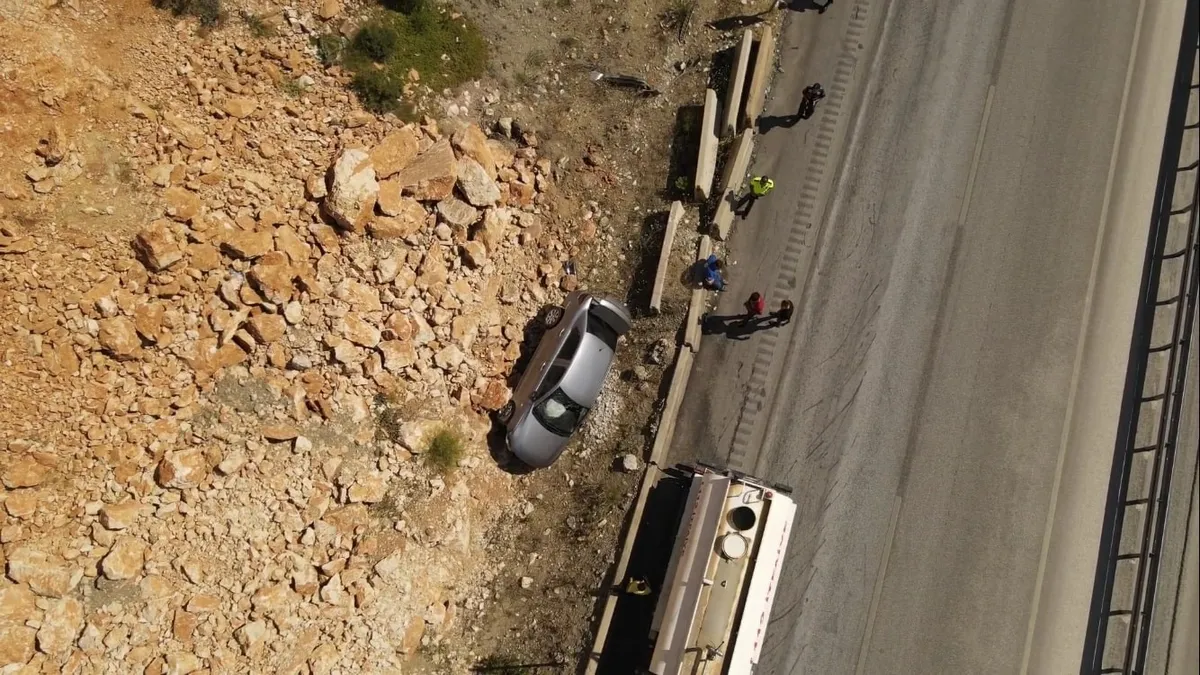 Burdur Antalya yolunda korkutan trafik kazası! Araç bariyerleri aşıp kayalıklara daldı