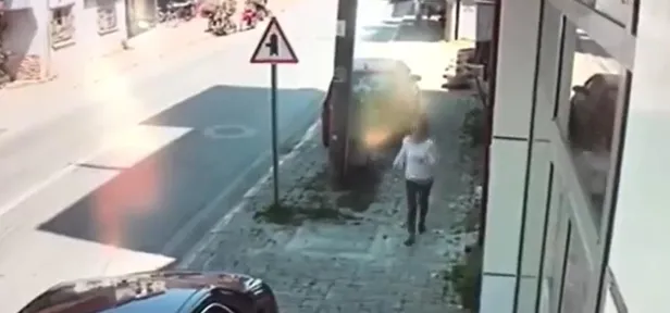 Son dakika: Sakarya'da babasından kaçan genç kıza otomobil çarptı-1