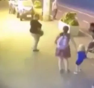 Son dakika: Ailesi ile yürüyen çocuklara bıçakla saldırdı… Dehşet anları kamerada-3