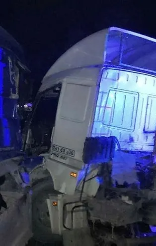 Feci kaza! 2 tır birbirine girdi
