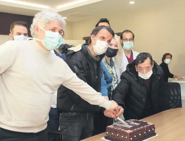 gururluyuz-1642803701160.jpeg Yaptığı yüz, kol ve rahim nakliyle tıp literatürüne giren Prof. Dr. Ömer Özkan'ın başarısı herkesi gururlandırdı-3