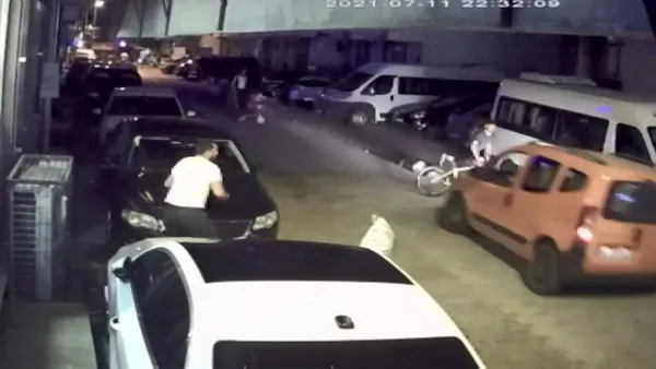 esenyurtta-tehlike-dolu-anlar-ara-sokaga-giren-hafif-ticari-arac-2si-bisikletli-cocuk-6-kisiyi-eziyordu-1626331426670.jpg Esenyurt'ta tehlike dolu anlar! Ara sokağa giren hafif ticari araç 2'si bisikletli çocuk 6 kişiyi eziyordu-3