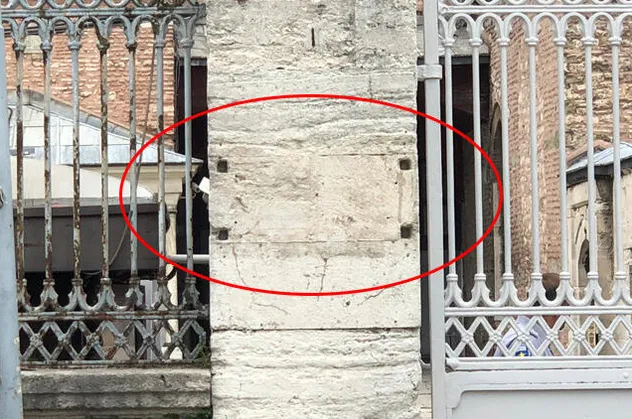 Ayasofya'da dikkat çeken kare! O tabela yerinden söküldü