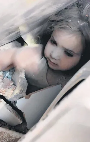 Minik Ayda 91 saat sonra İzmir'deki Rıza Bey Apartmanı’nın enkazından sağ kurtarıldı