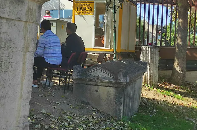 Bu fotoğraf sonrası harekete geçildi! 2 bin yıllık lahit yerinden kaldırıldı