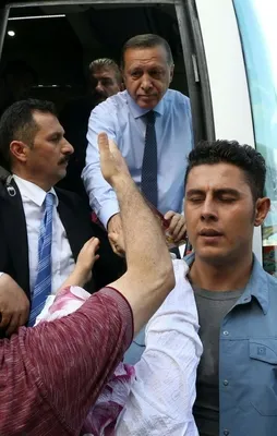 Erdoğan görür görmez otobüsten indi