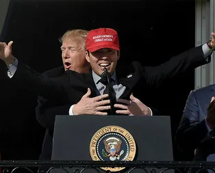 Trumpın bu hareketi olay oldu! Arkadan sarılınca...