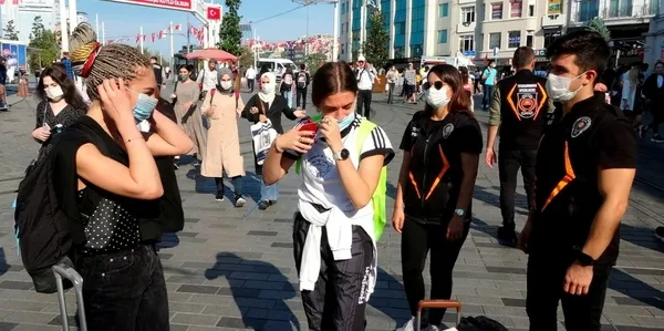 taksim-polisi-dronela-maske-ve-sosyal-mesafeye-uymalari-icin-turistleri-uyardi-1602513820464.jpg
