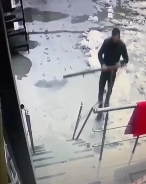 yuzsuz-hirsiz-umraniyede-yanindan-gecenlere-aldiris-etmeden-merdiven-korkuluklarini-caldi-1647418106906.jpg Yüzsüz hırsız! Ümraniye'de yanından geçenlere aldırış etmeden merdiven korkuluklarını çaldı-6