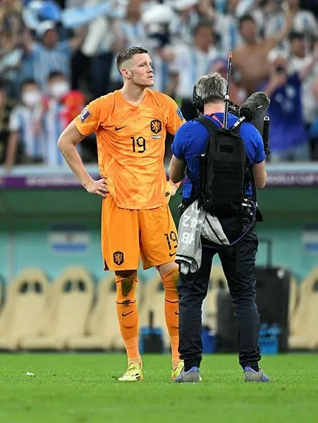 arjantin-penalti-atislarinda-hollandayi-4-3-yenerek-yari-finale-yukseldi-messi-weghorsta-aptal-diye-seslendi-1670640483826.jpeg Arjantin penaltı atışlarında Hollanda'yı 4-3 yenerek yarı finale yükseldi! Messi, Weghorst'a 'aptal' diye seslendi-8