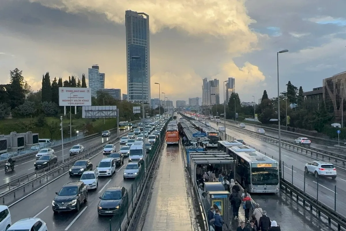 istanbulda-trafik-yogunlugu-yuzde-81e-cikti-1790869011382.jpeg İstanbul'da trafik yoğunluğu yüzde 81'e çıktı: İşte köprüler ve ana arterlerde son durum-2