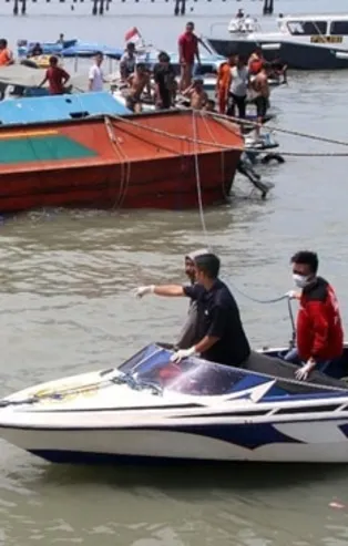 Endonezya'da tekne battı: 15 ölü