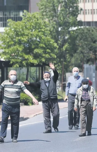 65 yaş üstü vatandaşlar 50 gün sonra parklara ve sahillere akın etti