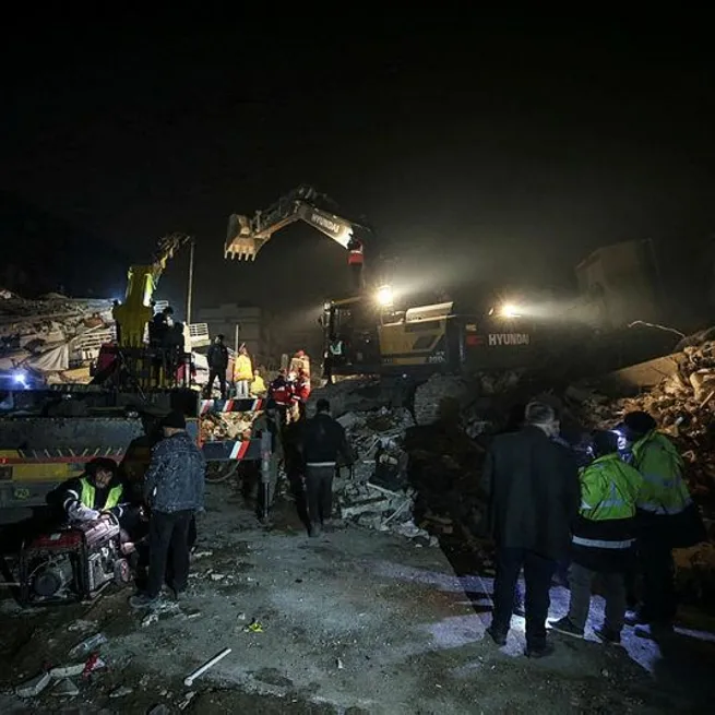 Takvim.com.tr deprem bölgesinde! Gaziantepte türbe yanında şoke eden manzara! Metrelerce yarık oluştu