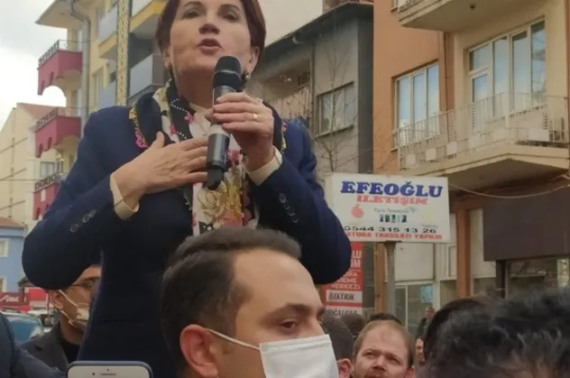 İYİ Parti Genel Başkanı Meral Akşener'e Uşak'ta protesto: Şehitlere saygı duymuyorsanız defolun gidin!