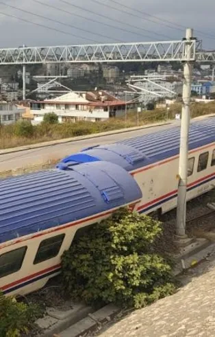 Gebze’de yolcu treninin 2 vagonu raydan çıktı! TCDD'den son dakika açıklaması